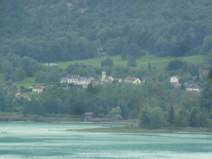 Le village et le lac vus de Saint Alban de Montbel - Aiguebelette-le-Lac