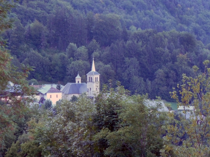 VILLARGEREL : vue sur l'église - Aigueblanche