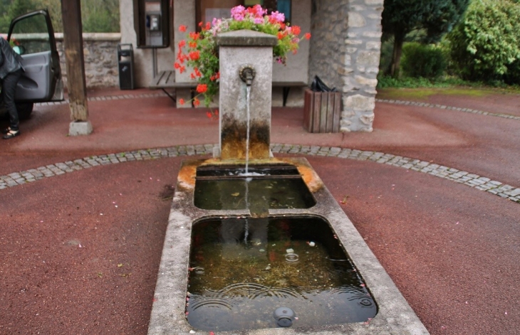 Fontaine - Bourget-en-Huile