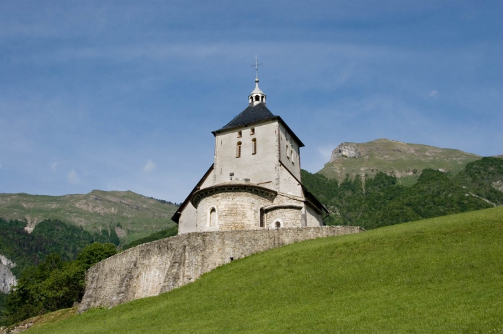 L'église romane de Cléry devant la montagne d'Orisan