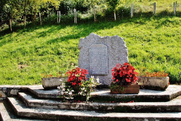 Monument aux Morts - Étable