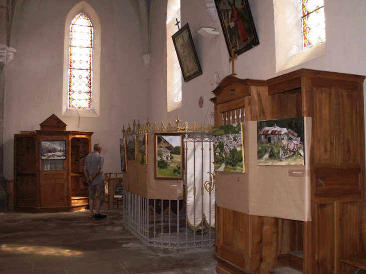 Exposition de peintures à l'intérieur de l'église de Jarsy ce jour là !