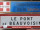Autrefois : pont de Beauvoisin en latin : Pons Bellovicinus.