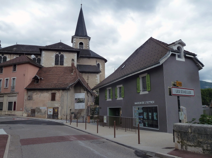 Le village vu du pont sur le Guiers - Les Échelles