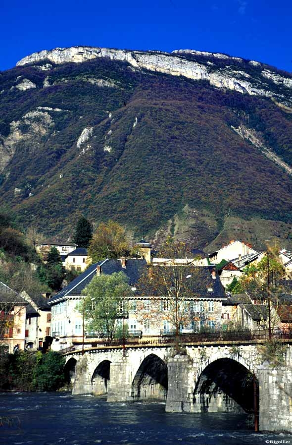 Le vieux pont et la Savoyarde - Montmélian