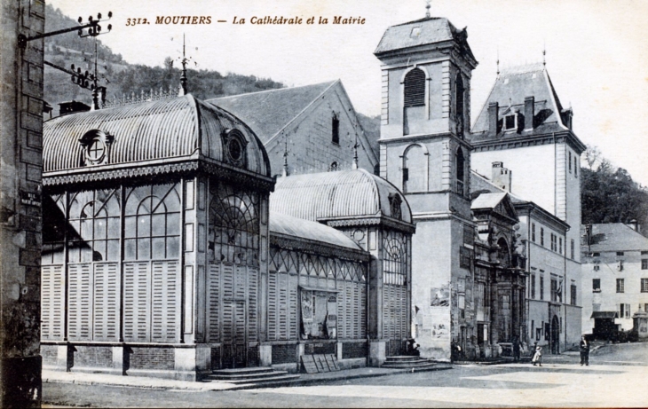 La Cathédrale et la Mairie, vers 1920 (carte postale ancienne). - Moûtiers