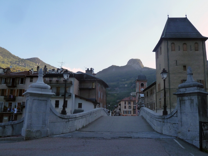 Le châterau et la cathédrale vus du pont - Moûtiers