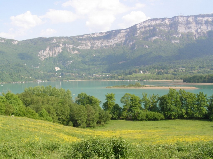 Le lac d'Aiguebelette vu de l'Eglise de Saint Alban - Saint-Alban-de-Montbel