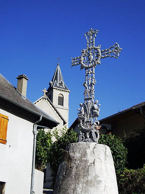Croix devant l'église - Saint-Baldoph