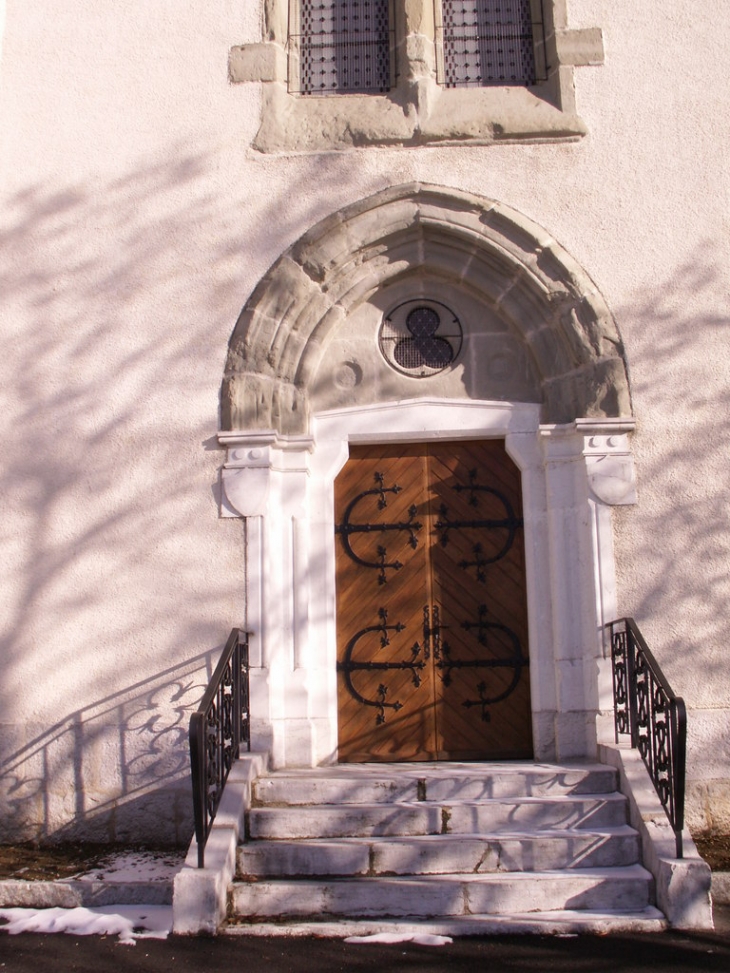 Porte d'entrée de l'église de Saint-Ours