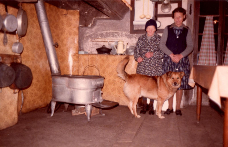 Louise et Marcelle Frezat dans leur cuisine 1973 - Saint-Oyen