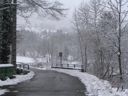 Route de village sous la neige - Saint-Thibaud-de-Couz