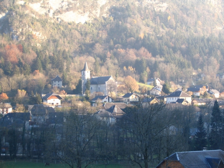 L'église et son village au soleil couchant - Saint-Thibaud-de-Couz