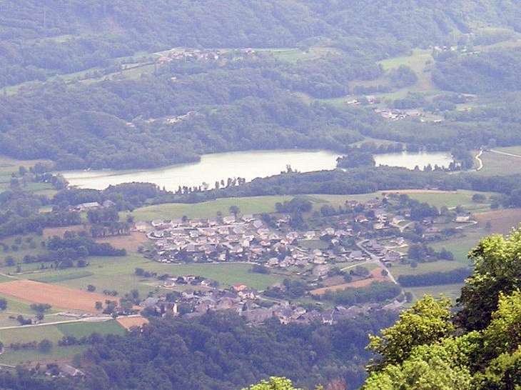 Le village et le lac vus de la montagne - Sainte-Hélène-du-Lac