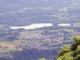 le village et le lac vus de la montagne