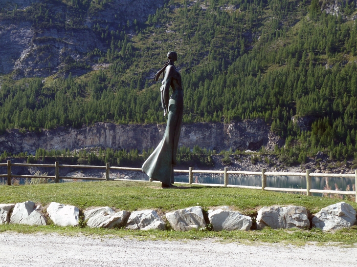 La dame du lac, statue commemorative du village englouti - Tignes