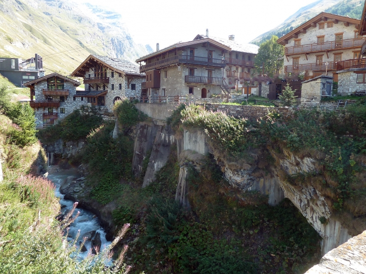 Hameau du FORNET les maisons au dessus de la rivière - Val-d'Isère