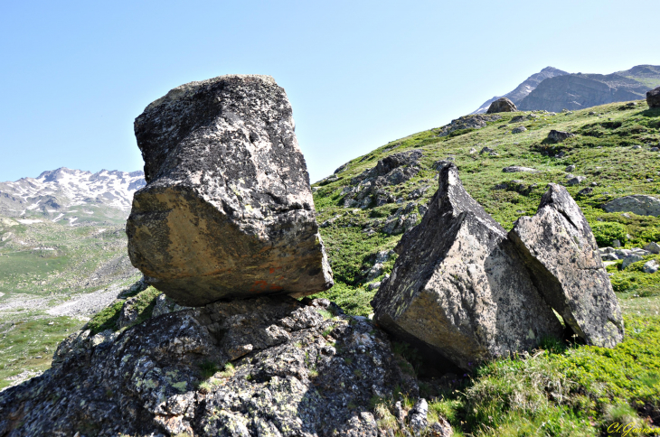 Insolite - Rocher en équilibre - Vallée de Neuvache - Valmeinier