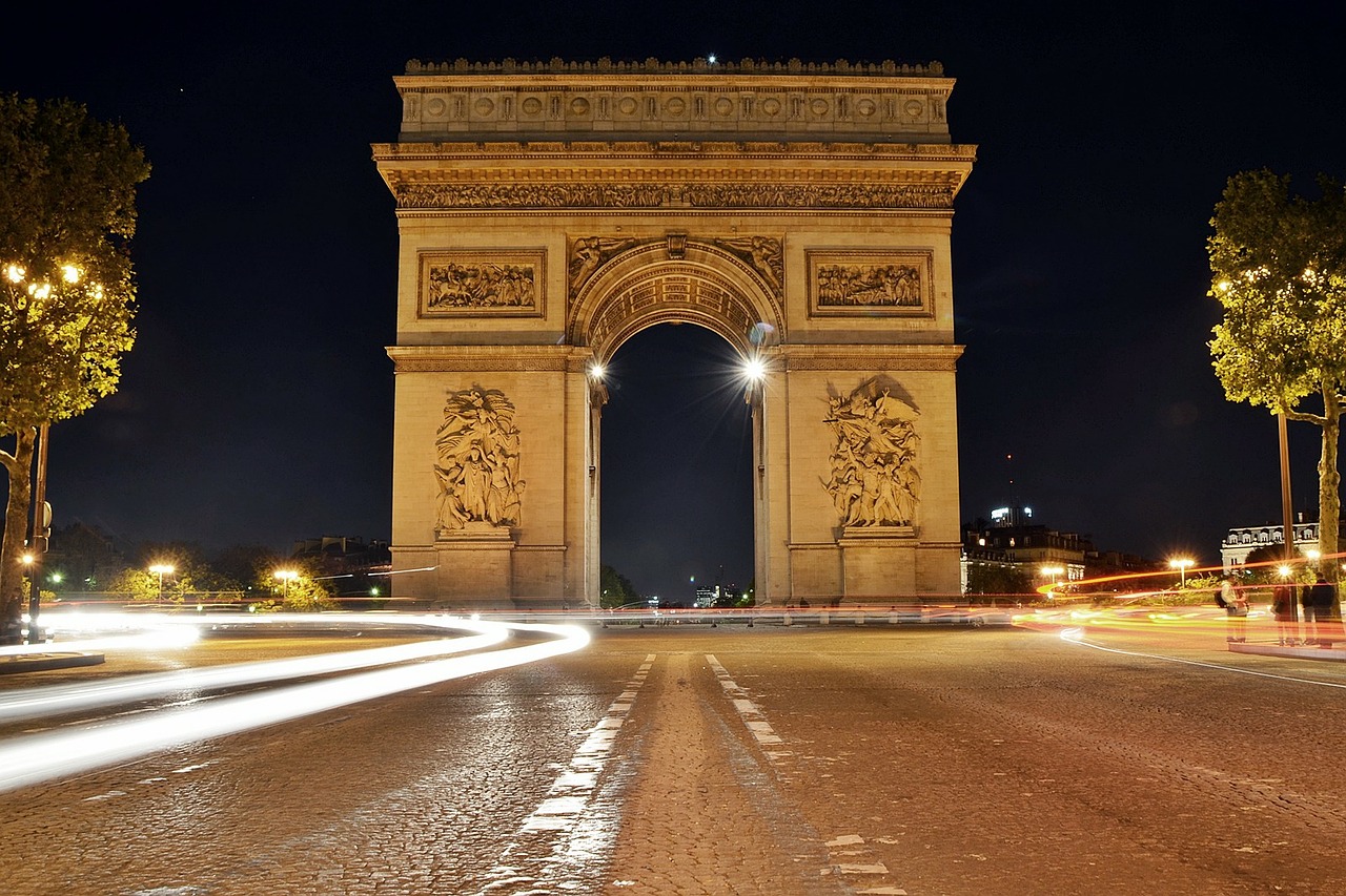 L'Arc de Triomphe sur l'avenue des Champs Elysées