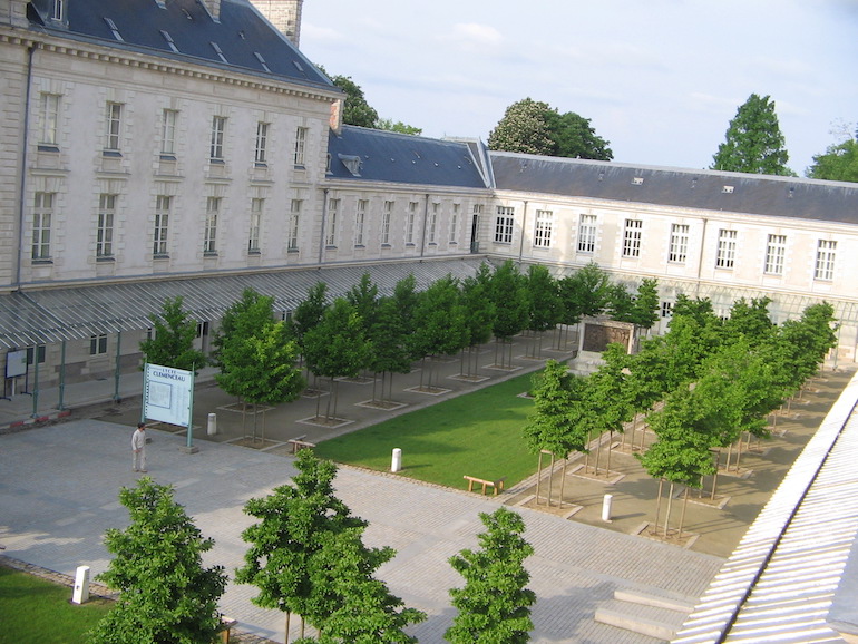 https://fr.wikipedia.org/wiki/Lycée_Georges-Clemenceau_(Nantes)#/media/Fichier:ALycee_Clemenceau_Nantes_Cour_dhonneur.jpg